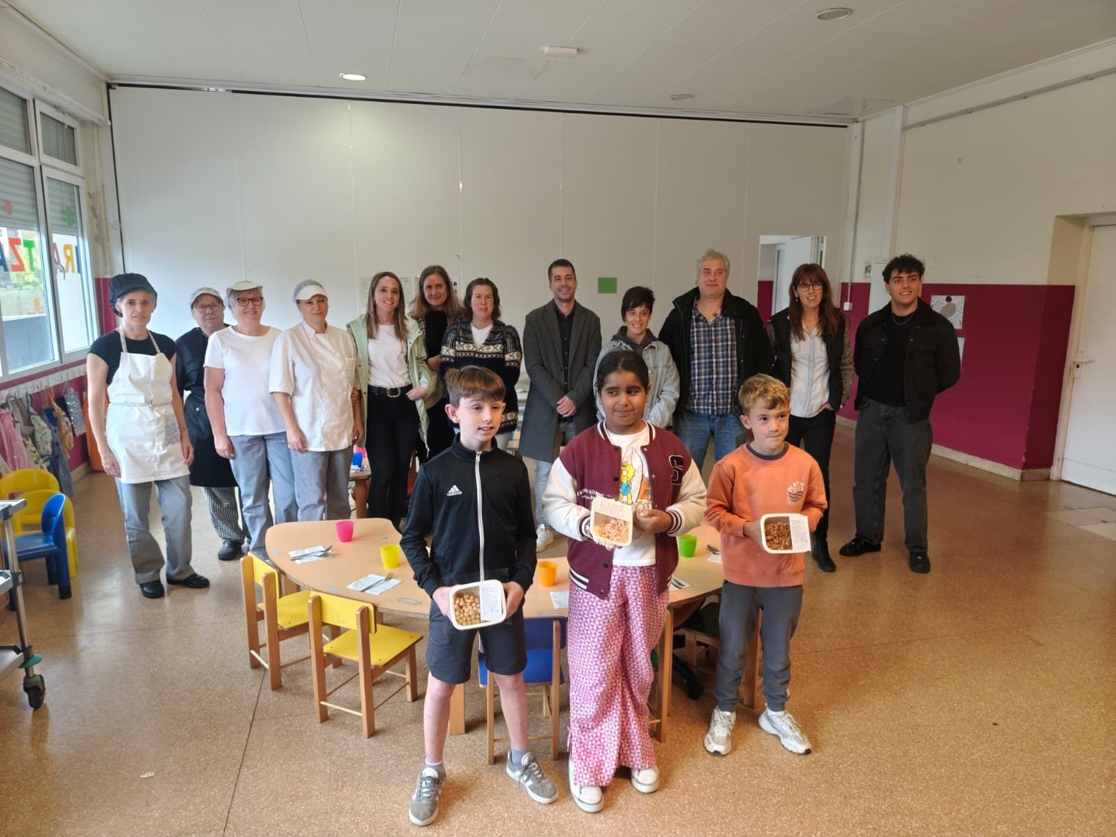 Alumnado y equipo de cocina de Mendiko Eskola en Amurrio