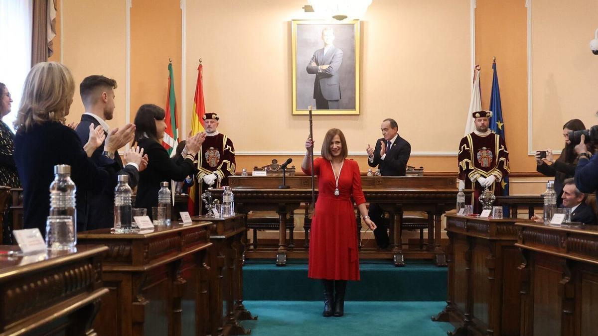 Cristina Laborda, primera alcaldesa de Irun, el día de su nombramiento, con el bastón de mando.