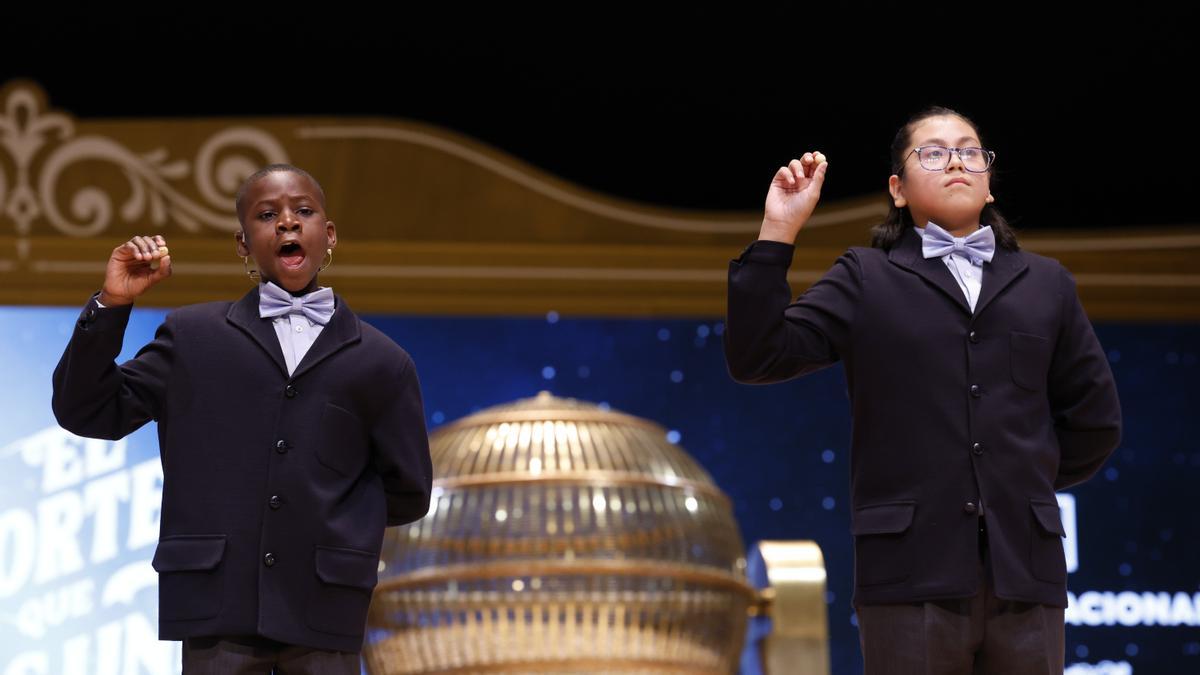 Dos niños de San Ildefonso cantan un premio de la Lotería de Navidad 2025.
