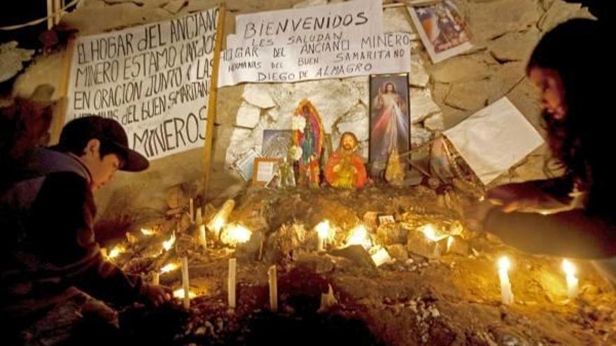 Familiares de uno de los mineros