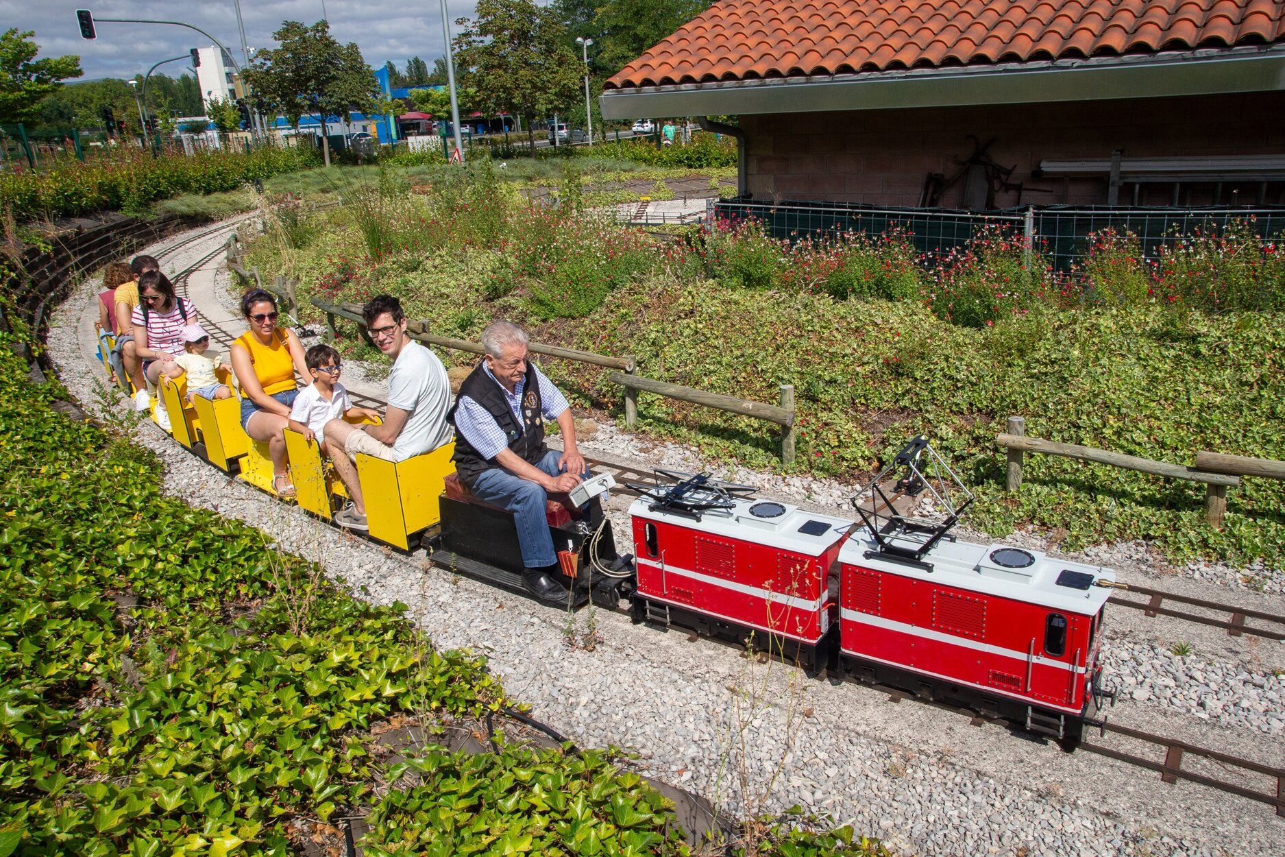 FOTOS | Budimir disfruta con su familia y se monta en el tren de Trinitarios
