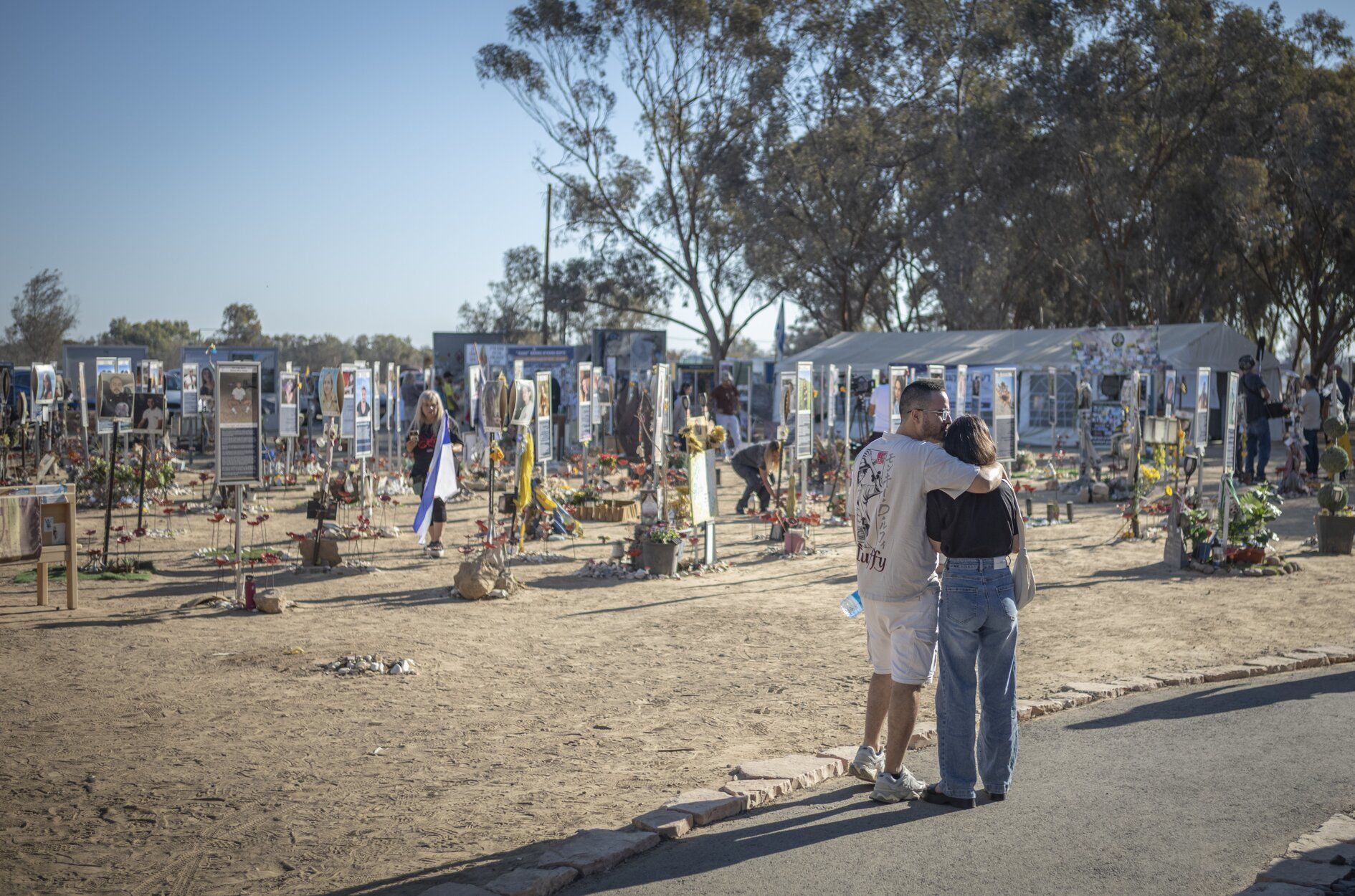 Familias israelíes visitan los monumentos conmemorativos en el recinto del festival de música Nova