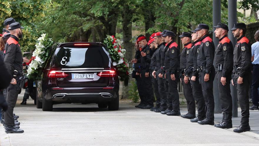 Emotivas despedidas a los policías forales en el cementerio de Pamplona