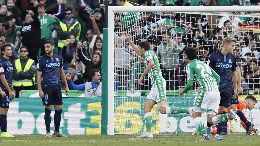 Los jugadores del Real Betis Edgar González y Carles Aleña celebran el gol de Borja Iglesias ante la Real Sociedad.