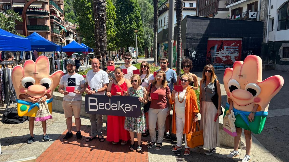Ganadoras y ganadores del último sorteo promovido por Bedelkar, acompañados de la mascota Bedelkartxo.