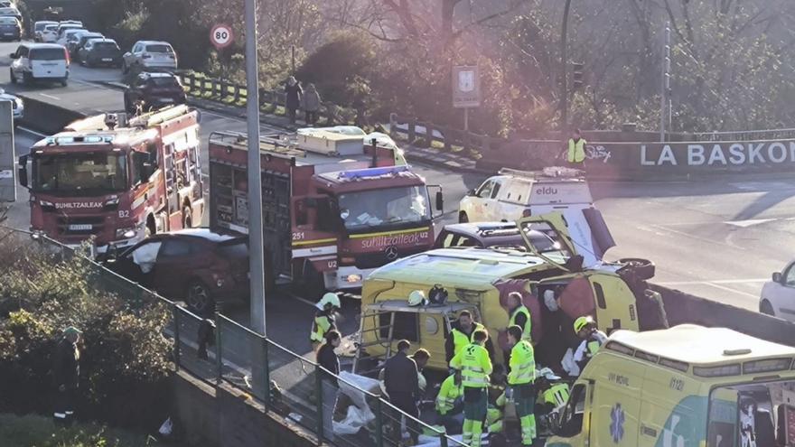 Tres heridos tras chocar una ambulancia con un coche en la N-634 sentido Bilbao