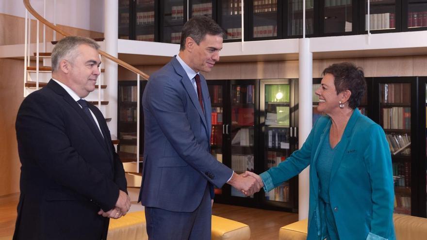 Sánchez se reúne por vez primera con Bildu, que le garantiza su apoyo