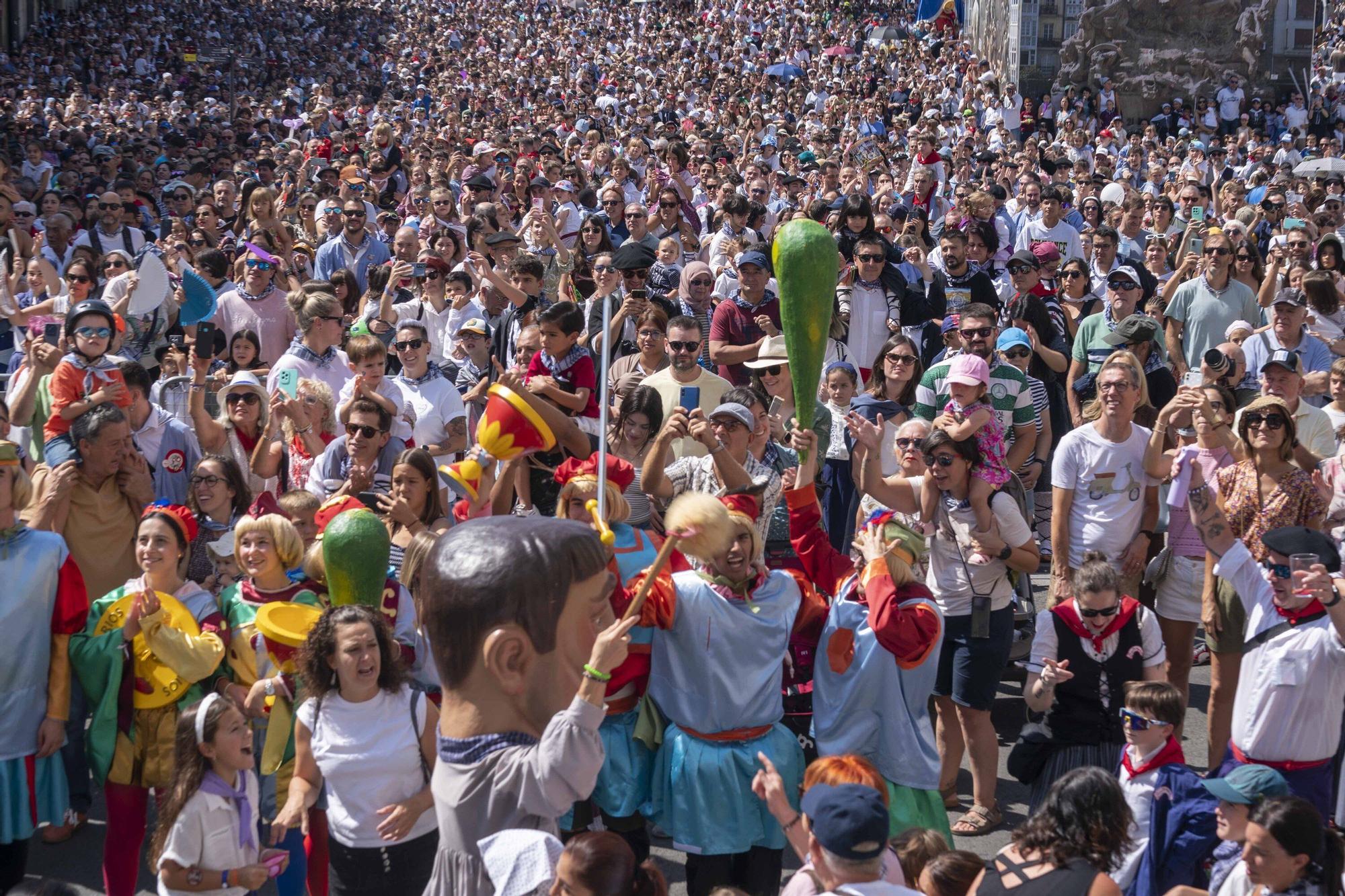 En imágenes: Edurne y Celedón Txiki abarrotan un año más la plaza de la Virgen Blanca