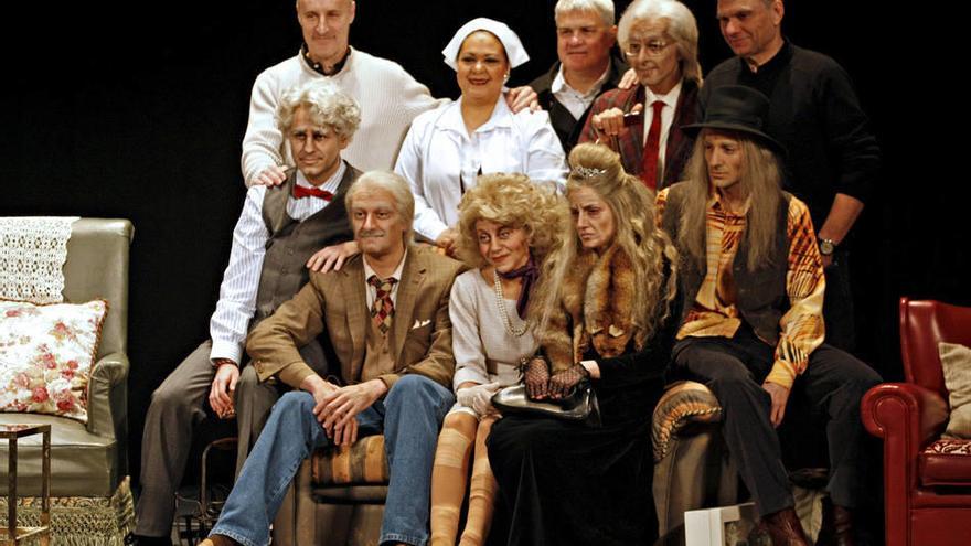 El elenco de actores posa junto a los integrantes de Tricicle en la presentación del musical.