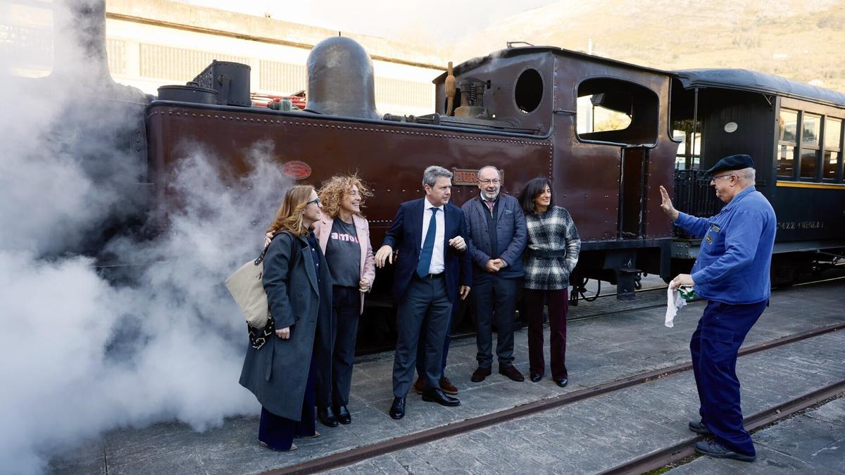 Autoridades, en el Museo del Ferrocarril de Azpeitia