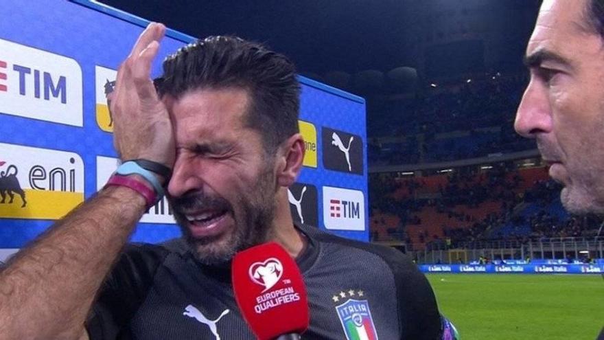 Buffon llora tras la eliminación de Italia.