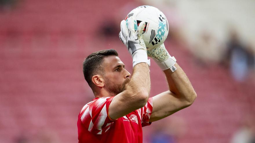 Unai Simón realiza ejercicios de calentamiento en el Metropolitano. / Athletic Club