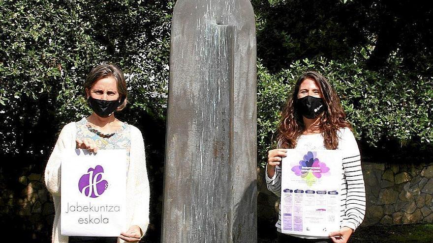 La concejala Goñi, con el logotipo, y la técnica Gallo posan en el parque Lourdes Iriondo.