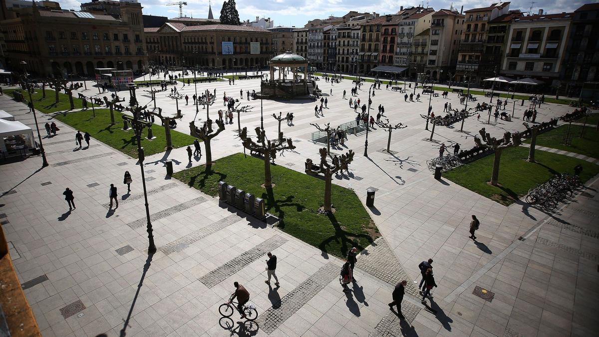Vista general de la Plaza del Castillo, con varias personas paseando.