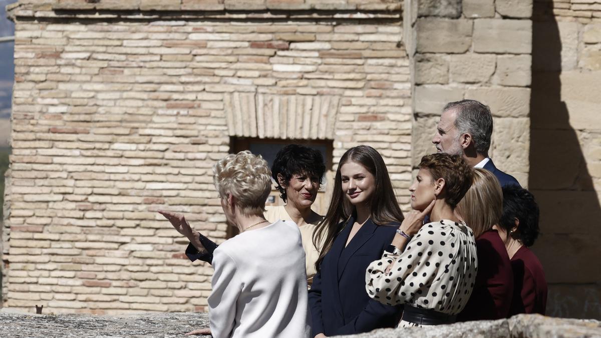 Leonor (c), acompañada por el rey, la presidenta María Chivite, la ministra Elma Saiz, y la alcaldesa de Viana, Yolanda González, visita el jardín de Serrat en las ruinas de San Pedro.