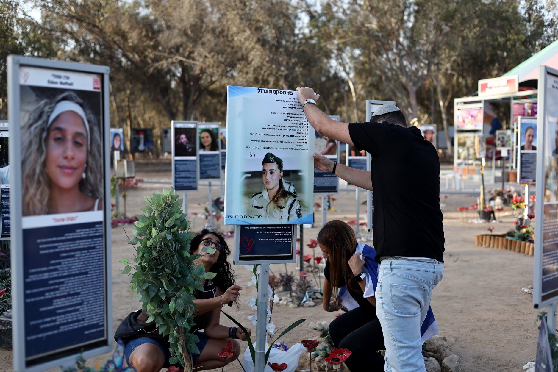 Familias israelíes visitan los monumentos conmemorativos en el recinto del festival de música Nova