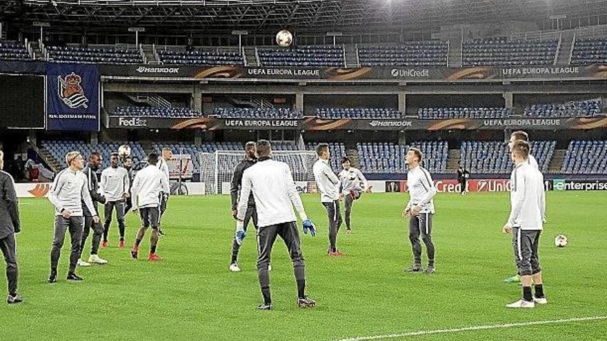 Los jugadores del Salzburgo se ejercitan sobre el césped de Anoeta, escenario del partido de hoy, en el entrenamiento que llevaron a cabo ayer por la tarde.