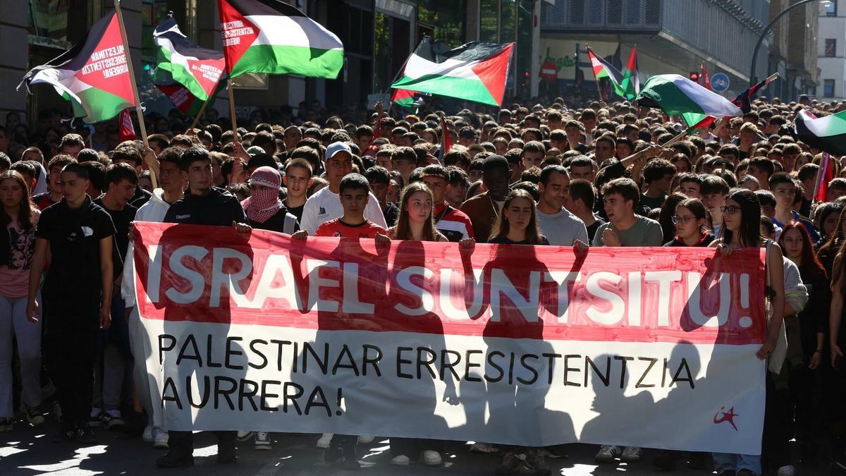 Manifestación de estudiantes en Pamplona para protestar por el genocidio en Palestina.