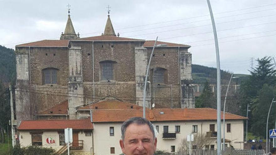 Ibáñez posa con la iglesia de San Juan al fondo y cerca del número 6 de la calle Cendeja donde nació.