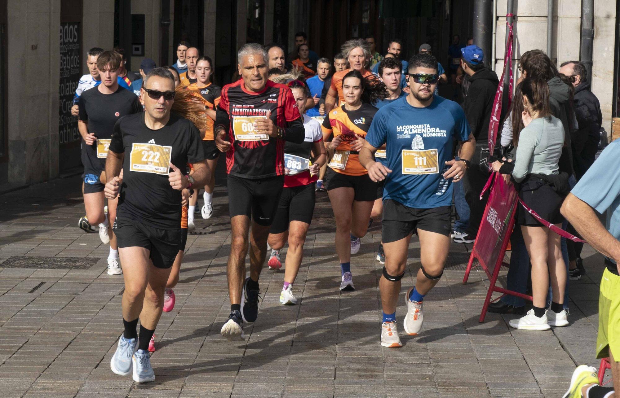 En imágenes: Un millar de corredores atraviesan la almendra