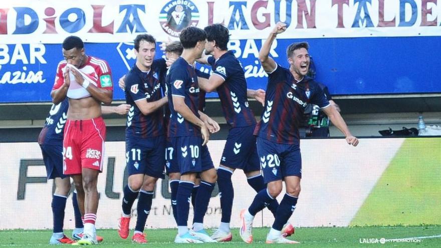 El Eibar golea al Granada en su debut en Ipurua (3-0)