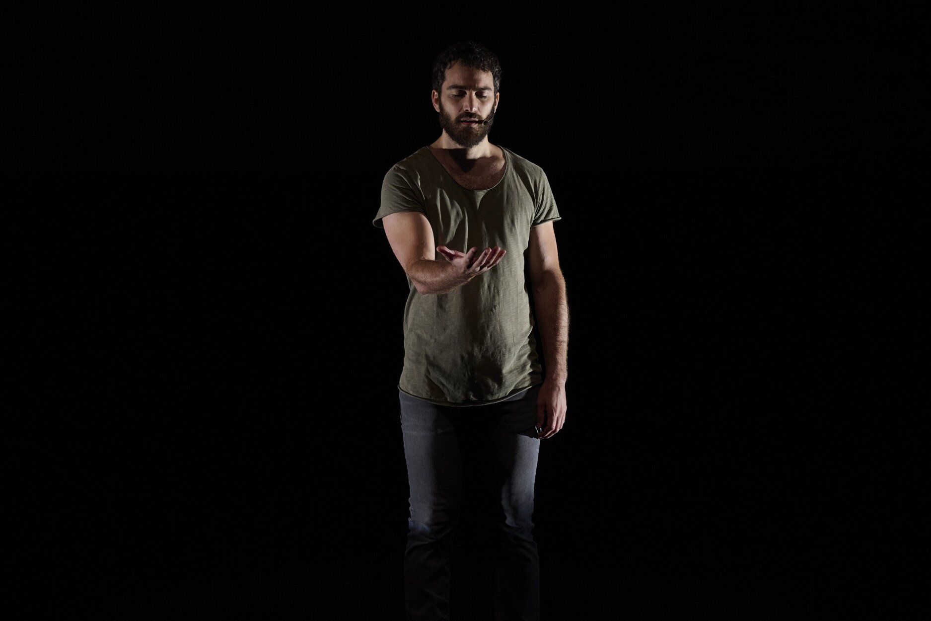 Imágenes de la obra 'En mitad de tanto fuego' en el Festival de Teatro de Olite