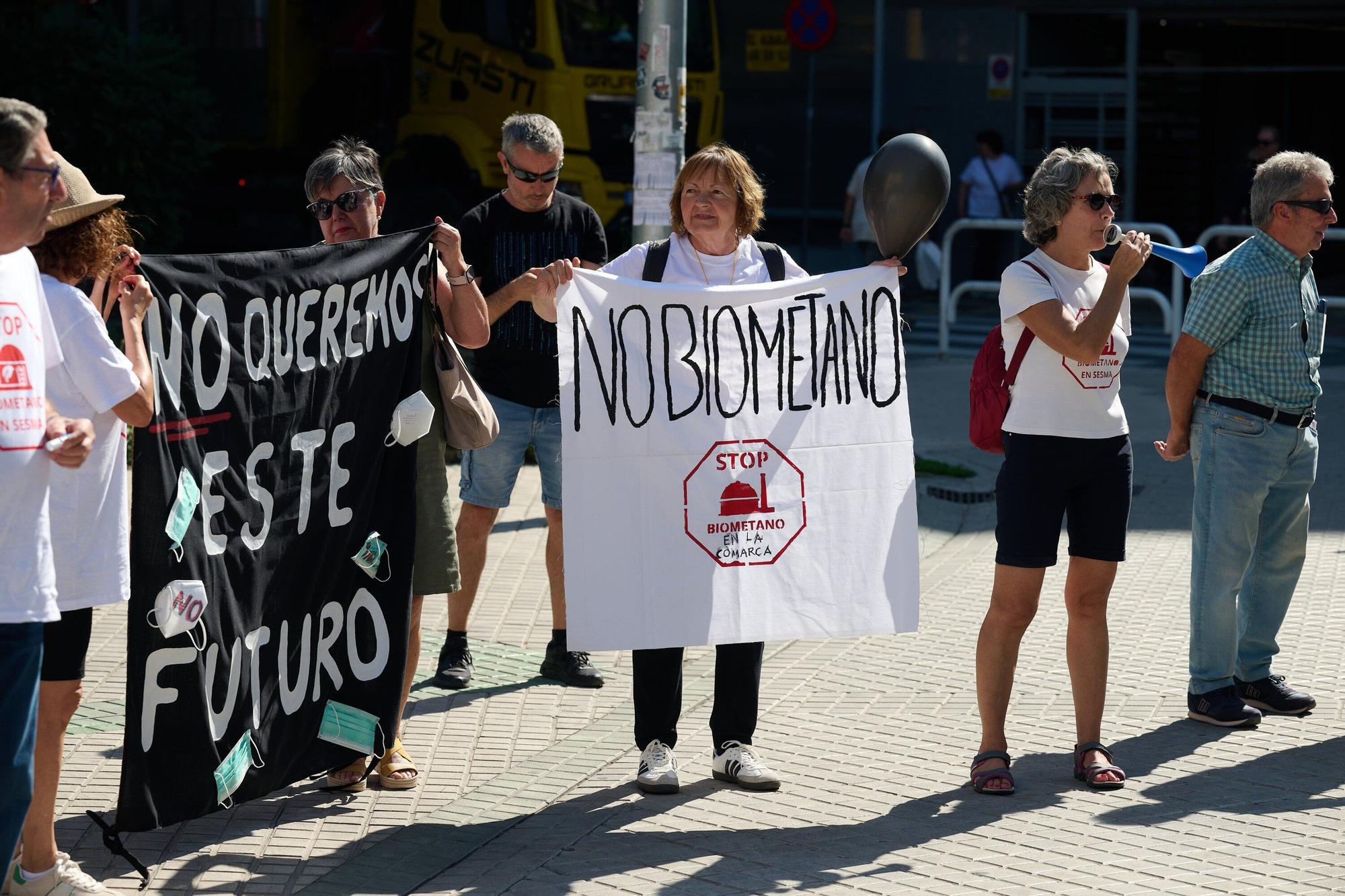 Concentración frente al Parlamento contra la central de biometano de Sesma