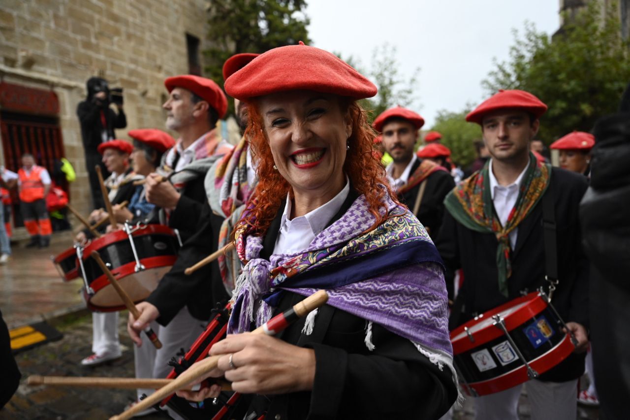 La compañía Jaizkibel desfila en Hondarribia