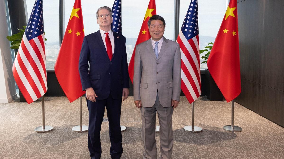 El viceprimer ministro chino He Lifeng, posa para una foto con el secretario del Tesoro de Estados Unidos, Scott Bessent. El viceprimer ministro chino He Lifeng, posa para una foto con el secretario del Tesoro de Estados Unidos, Scott Bessent.