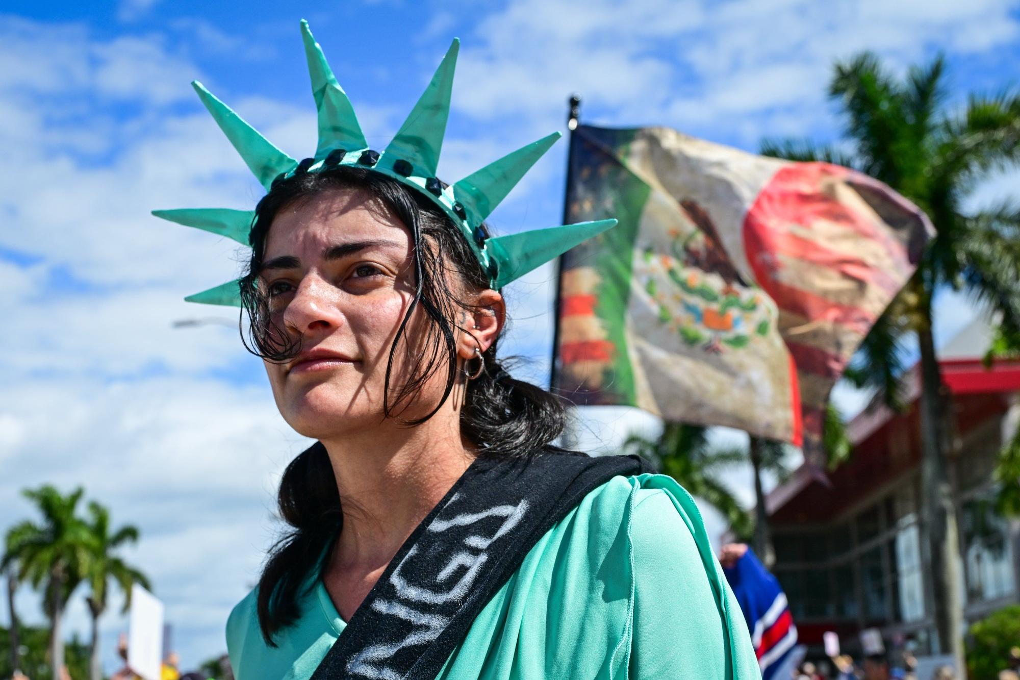 Miles de estadounidenses protestan contra Trump: "No queremos reyes"