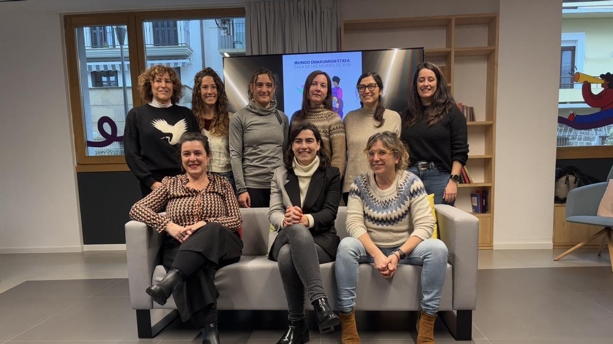 Nuria Alzaga junto a algunas de las formadoras de los cursos y talleres que se impartirán en la Casa de las Mujeres en primavera.