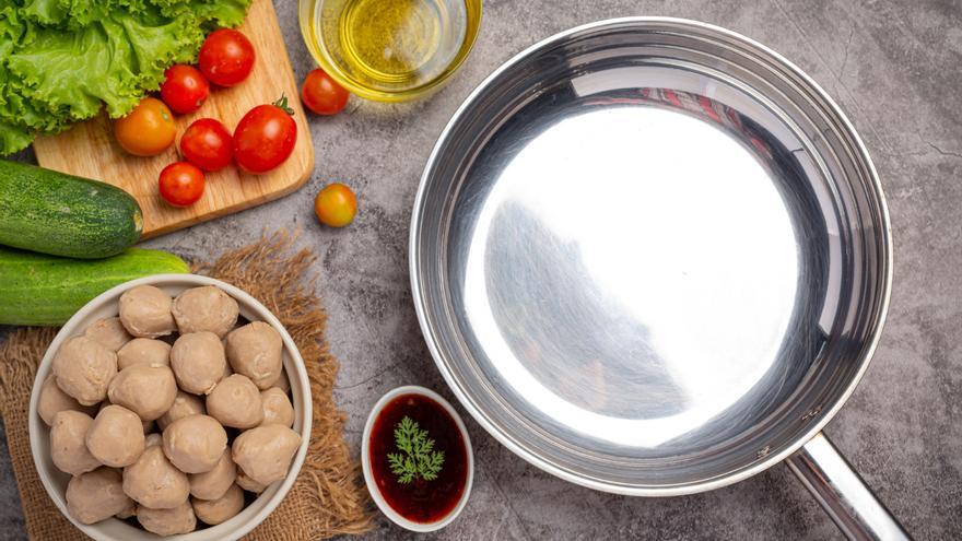 Jordi Cruz, chef con estrella Michelin, revela el método ideal para cocinar con sartenes de acero