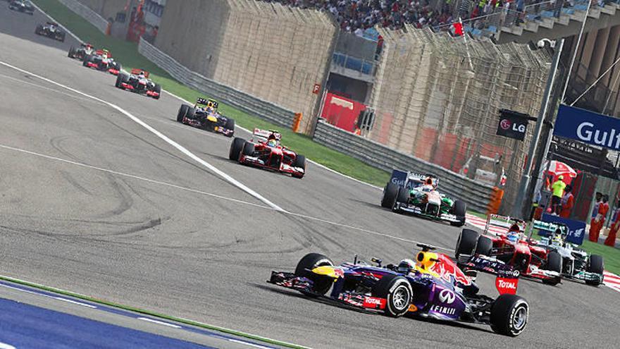 Vettel, liderando la carrera nada más darse la salida en Bahréin.