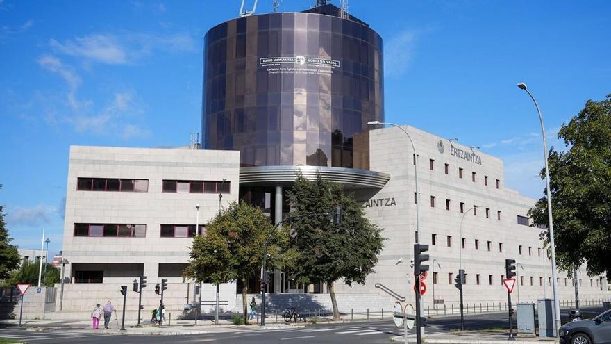 Los cinco detenidos por el apuñalamiento de un menor en Gasteiz continúan en comisaría