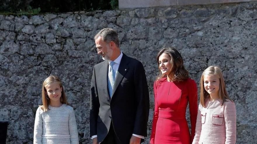 Los reyes Felipe y Letizia, junto a la princesa Leonor (i) y la infanta Sofía.