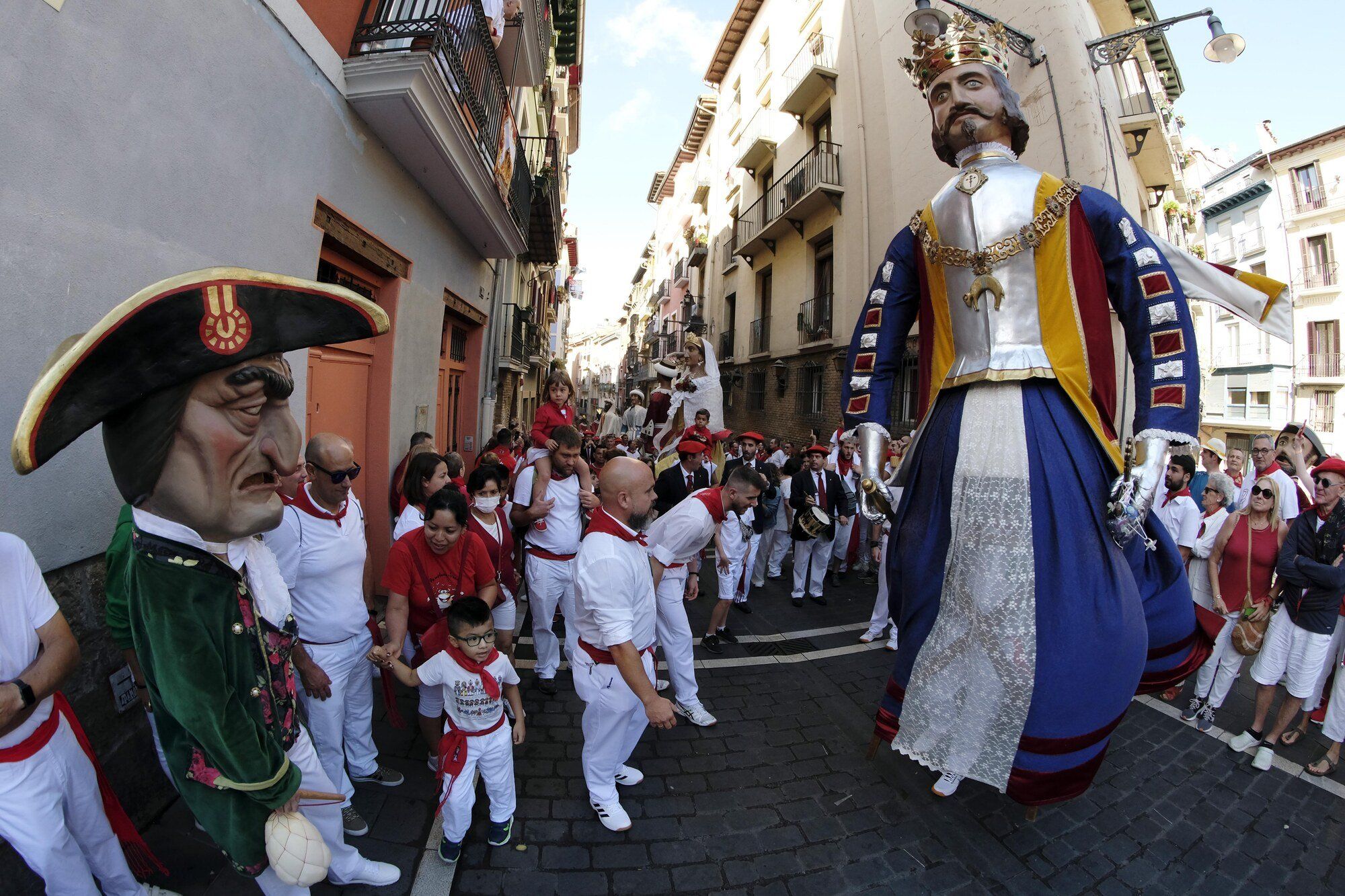 Comparsa de kilikis, cabezudos y gigantes en San Fermín 2022