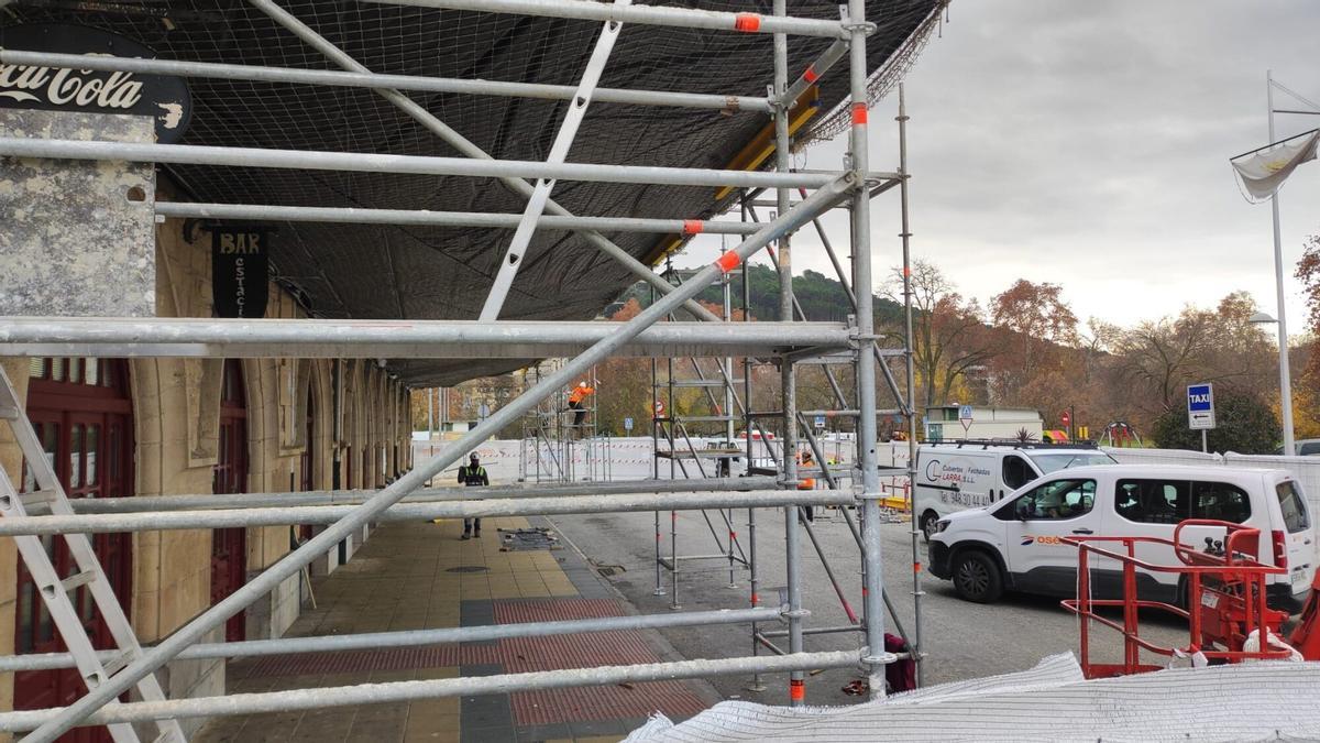 Obras de desmantelamiento de la marquesina de la estación.