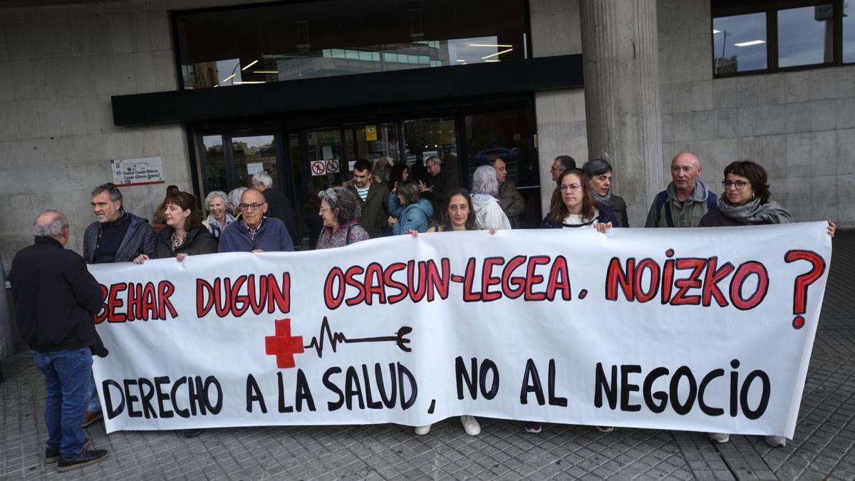 Protesta de la Plataforma Navarra de Salud tras reunirse con el consejero de Salud del Gobierno foral, Fernando Domínguez, sobre la situación del sistema sanitario público en Navarra y sobre el proyecto de Ley Foral de Salud. Protesta de la Plataforma Navarra de Salud tras reunirse con el consejero de Salud del Gobierno foral, Fernando Domínguez, sobre la situación del sistema sanitario público en Navarra y sobre el proyecto de Ley Foral de Salud.