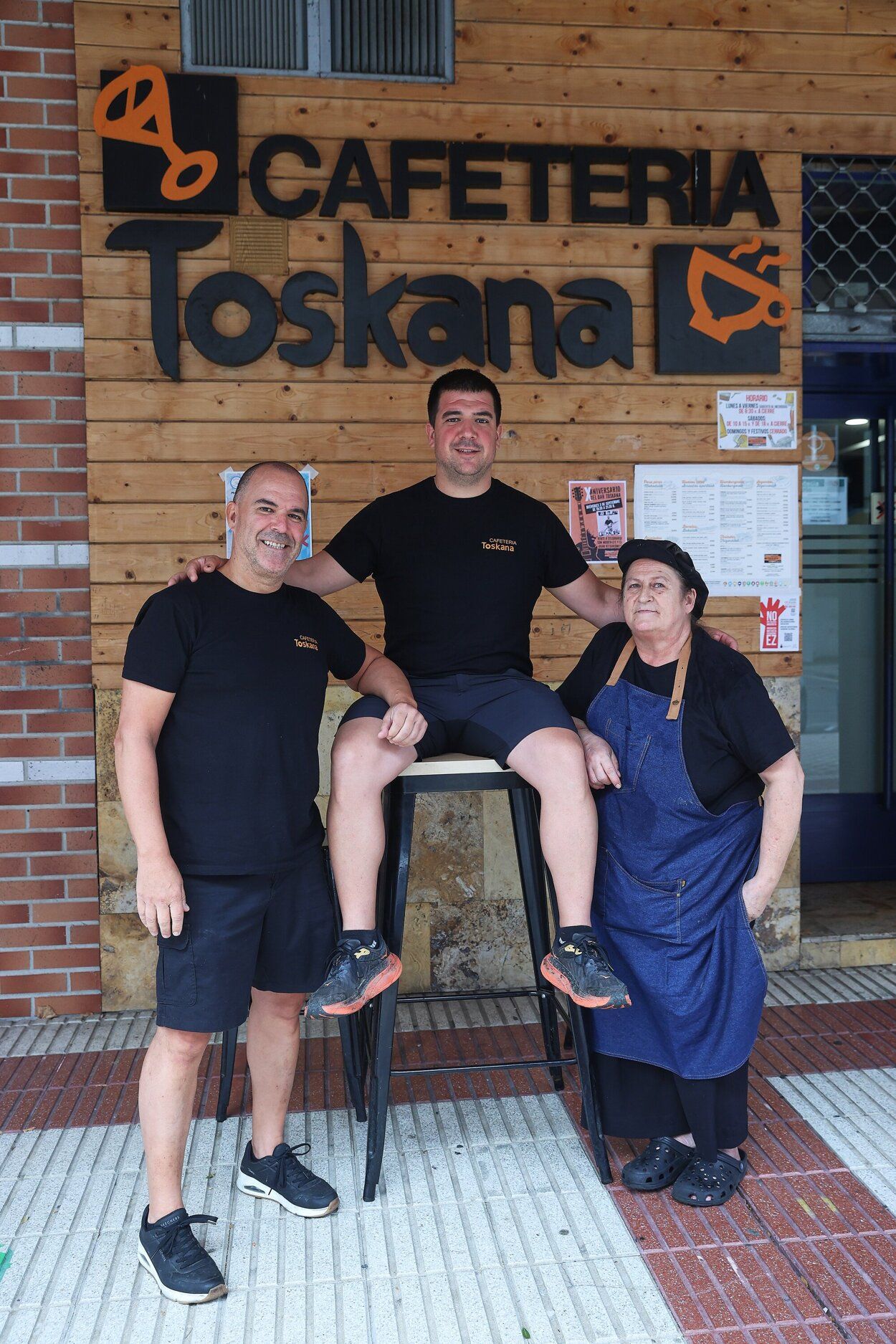 Los dos socios del local junto a la cocinera.