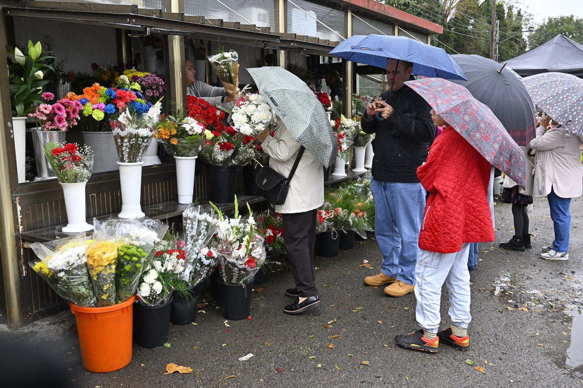 En imágenes: así se vive el día de Todos los Santos en el cementerio de Bilbao