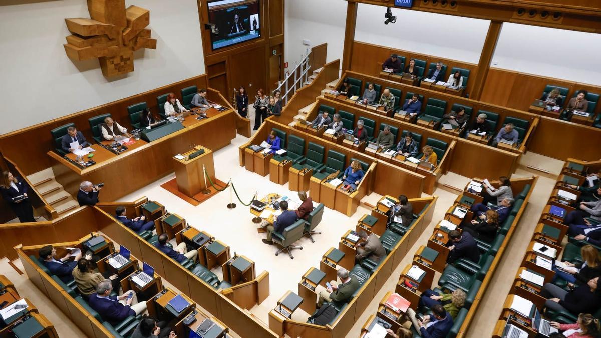 Pleno ordinario en el Parlamento Vasco.