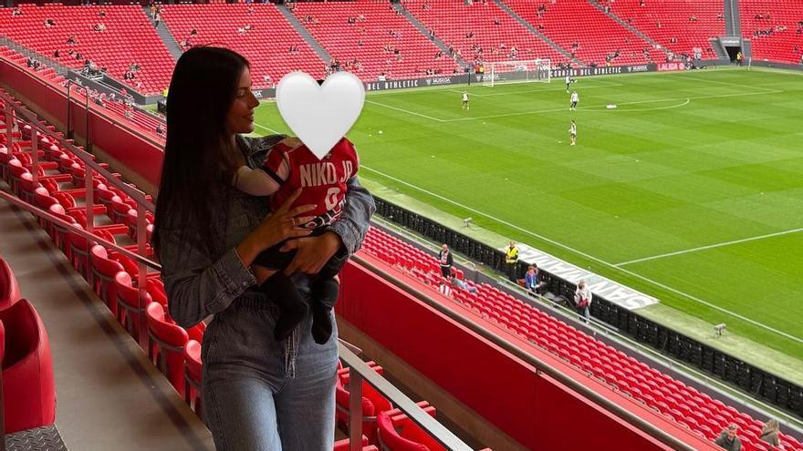 La tierna imagen del hijo de Iñaki Williams en San Mamés: "Niko Jr 9"