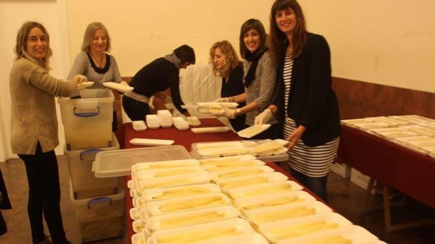 Vecinas que prepararon la degustación popular.