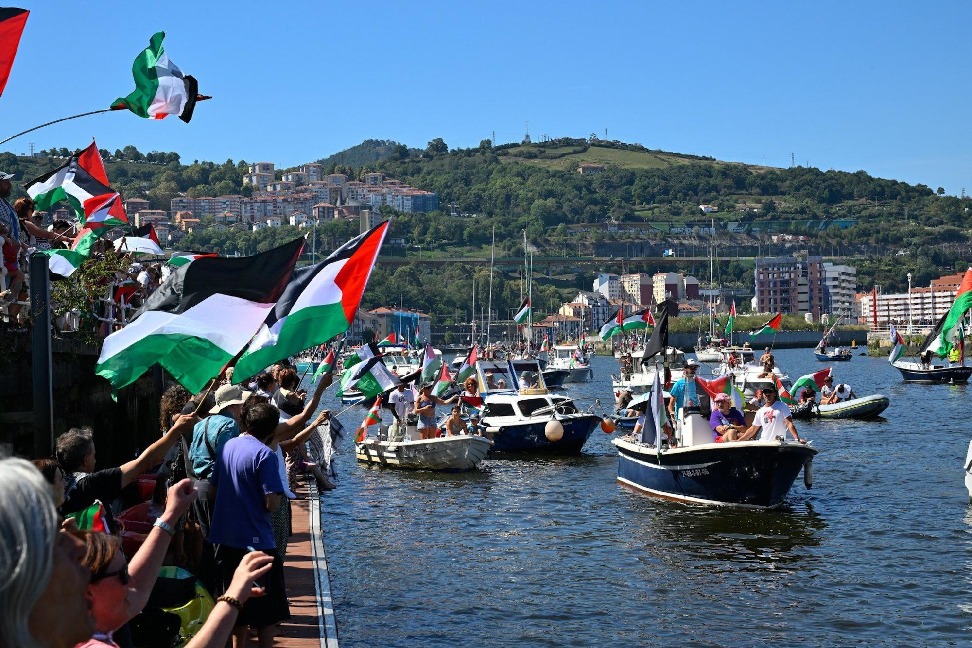 En imágenes: marcha marítima por la ría en solidaridad con Palestina desde Santurtzi