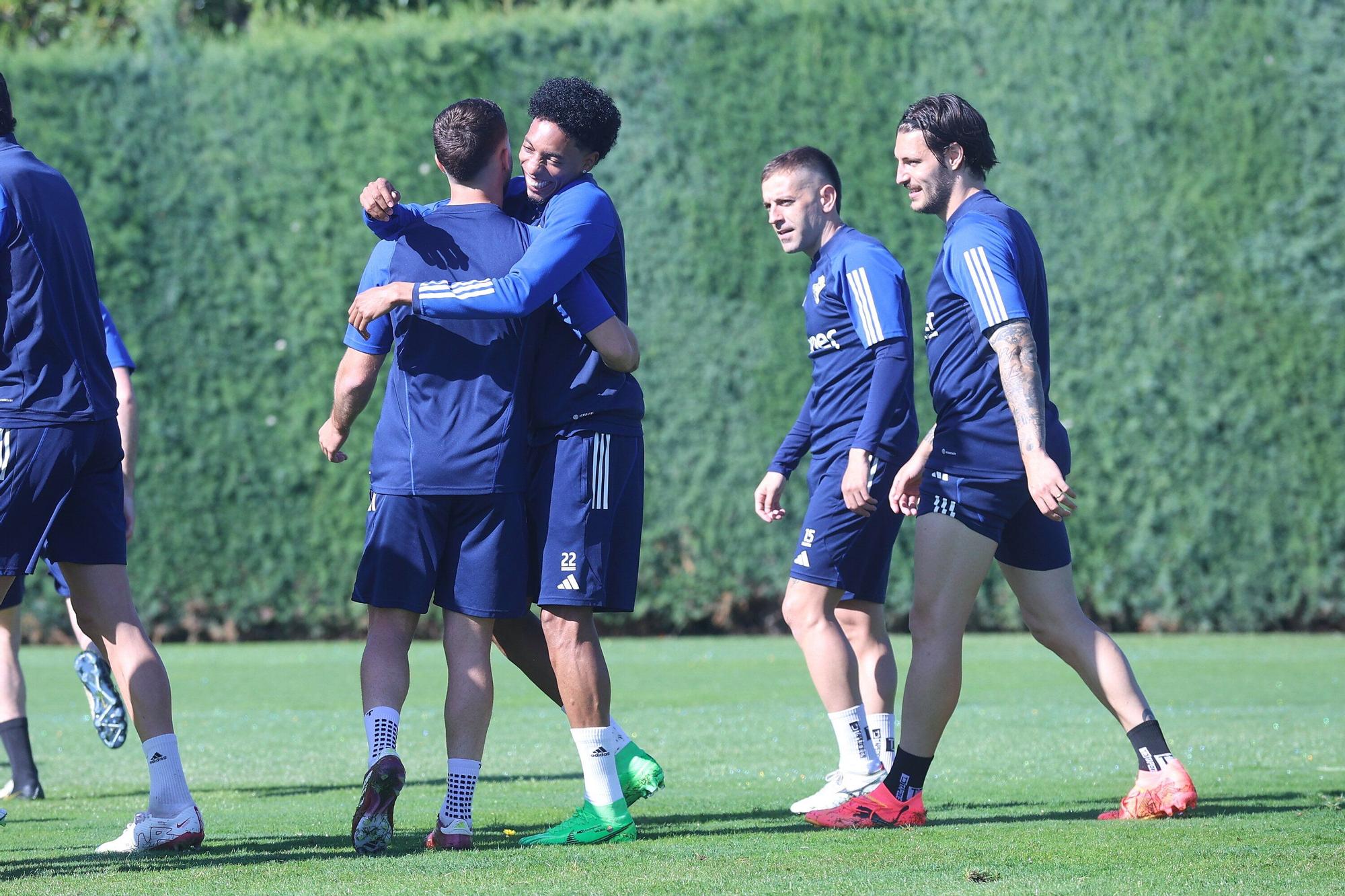 Osasuna se prepara para el Valencia: radiantes sonrisas en una calurosa mañana en Tajonar