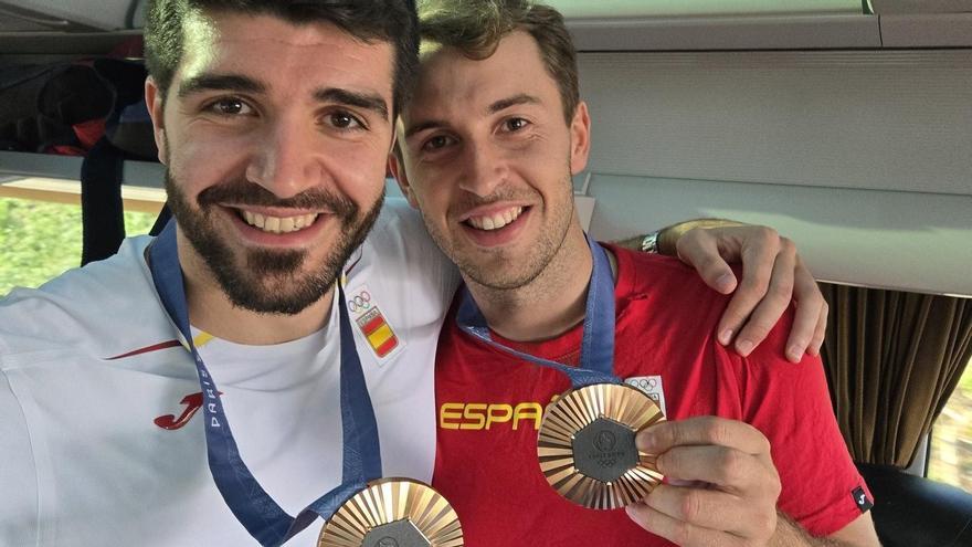 Imanol Garciandia y Kauldi Odriozola, tras ganar la medalla de bronce en los Juegos Olímpicos