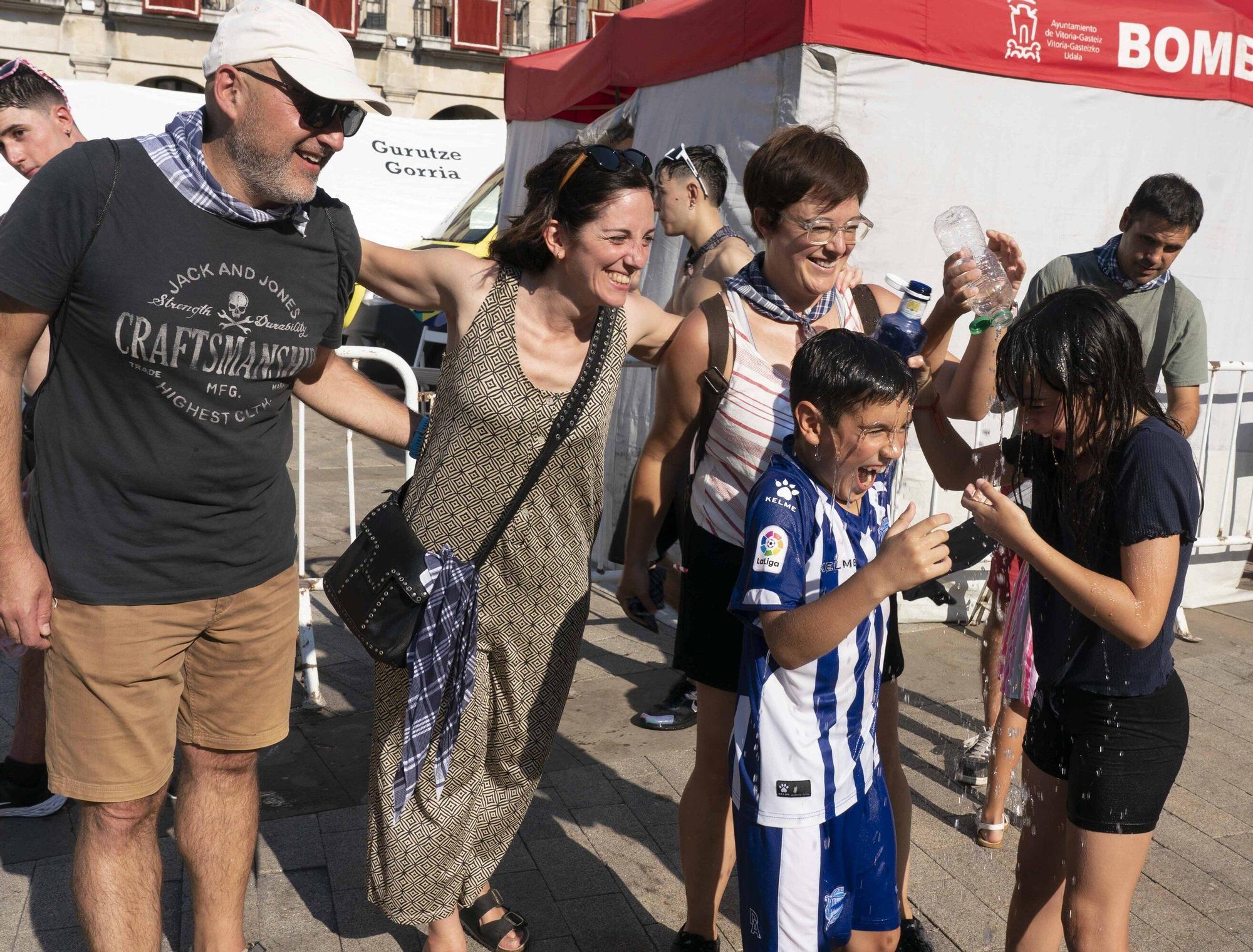 Josean, Rakel e Irune, con Xabi y Maialen, echándose agua por encima.