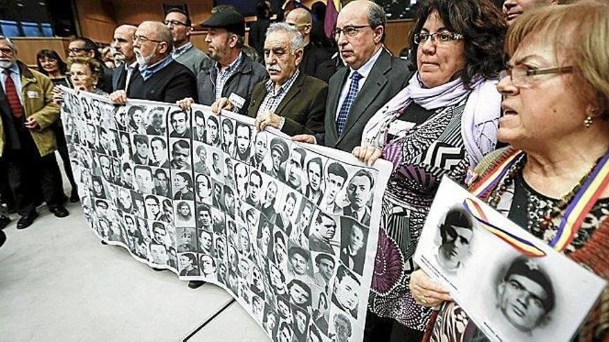 En la imagen, una protesta de familiares de víctimas del franquismo.