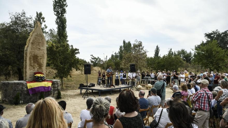 Falces inaugura su Parque de la Memoria con un gran monolito