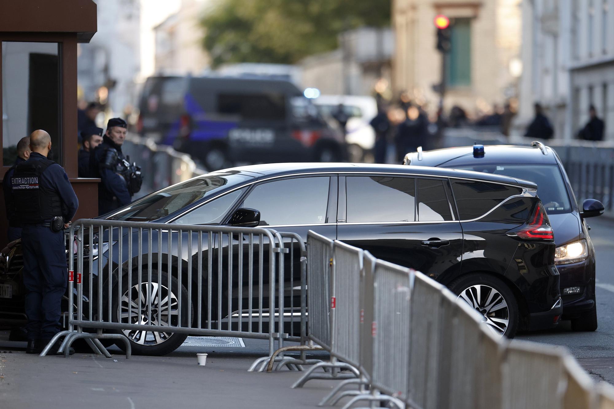 Nicolas Sarkozy entra en la prisión de La Santé para cumplir 5 años de condena por la financiación libia de su campaña de 2007